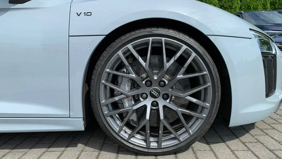 AUDI R8 -