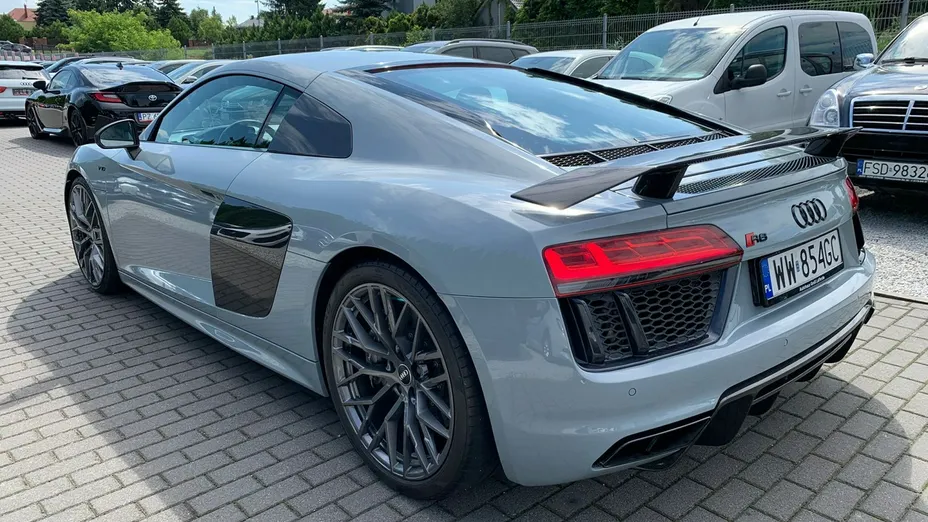 AUDI R8 -