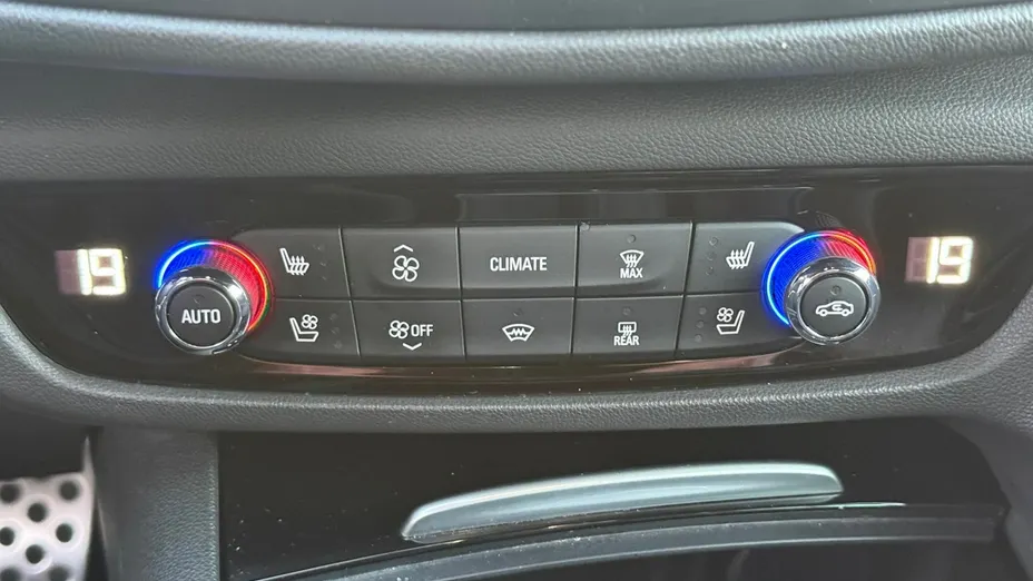 OPEL Insignia -