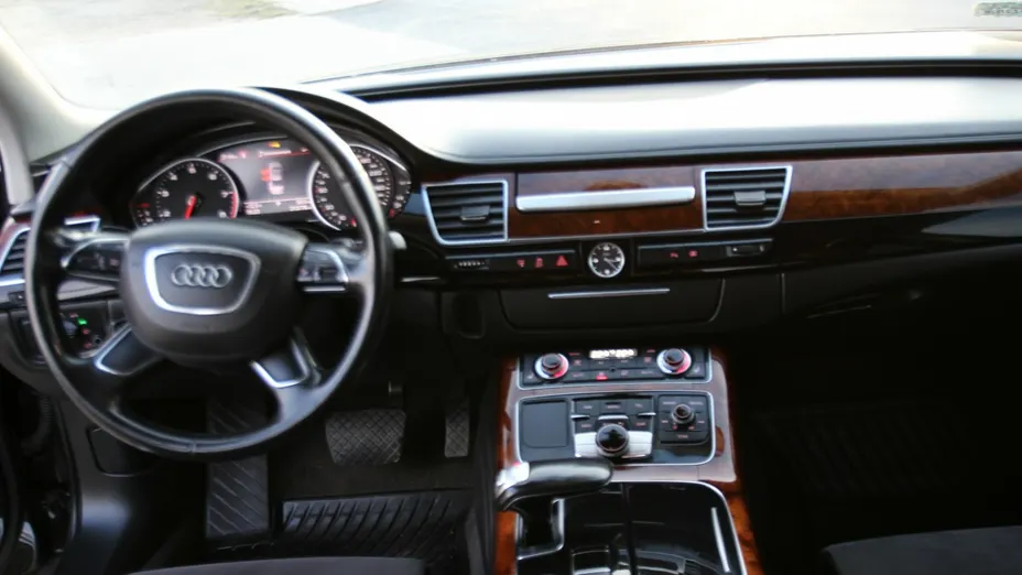 AUDI A8 -