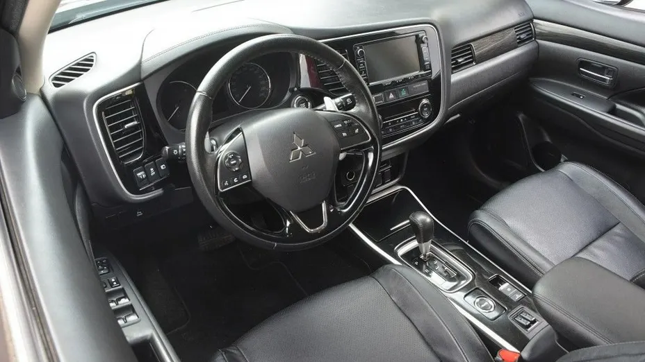 MITSUBISHI Outlander -
