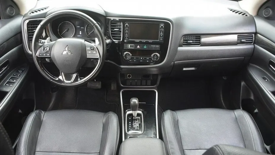MITSUBISHI Outlander -