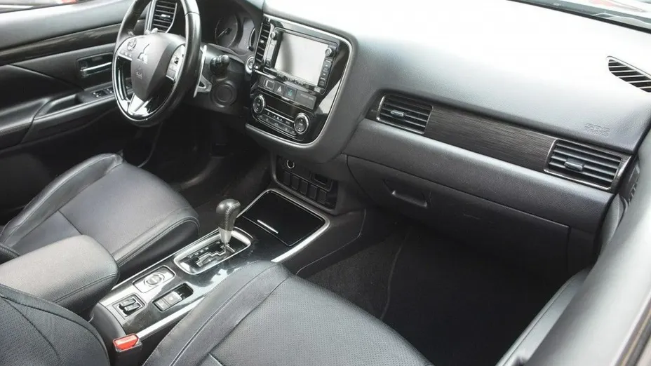 MITSUBISHI Outlander -