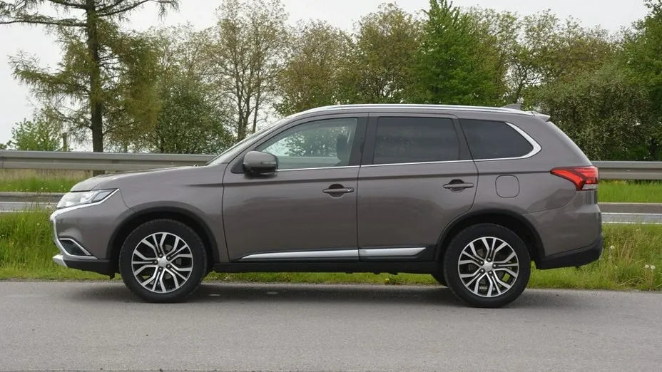 MITSUBISHI Outlander -