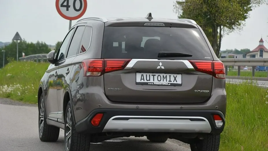 MITSUBISHI Outlander -