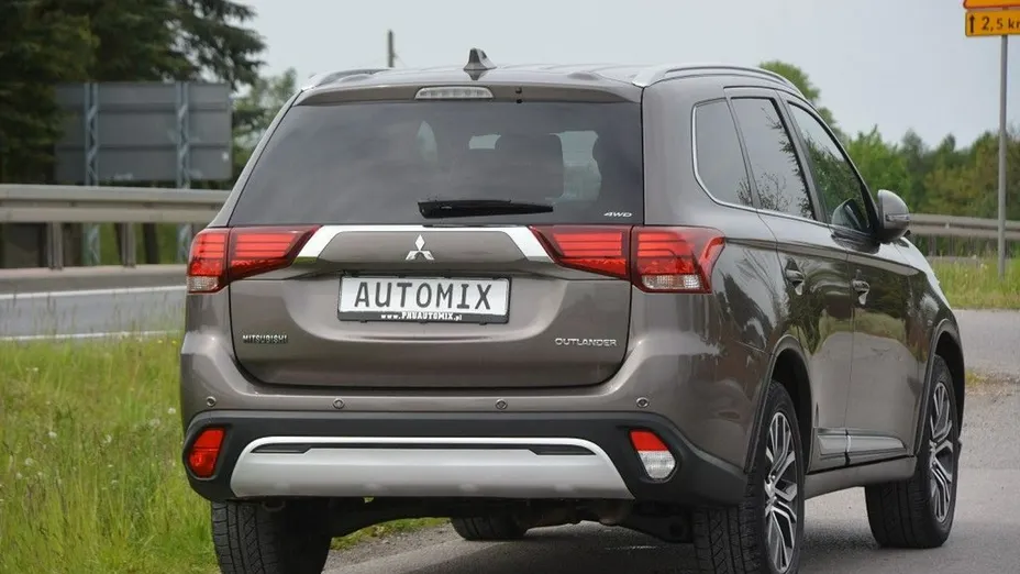 MITSUBISHI Outlander -