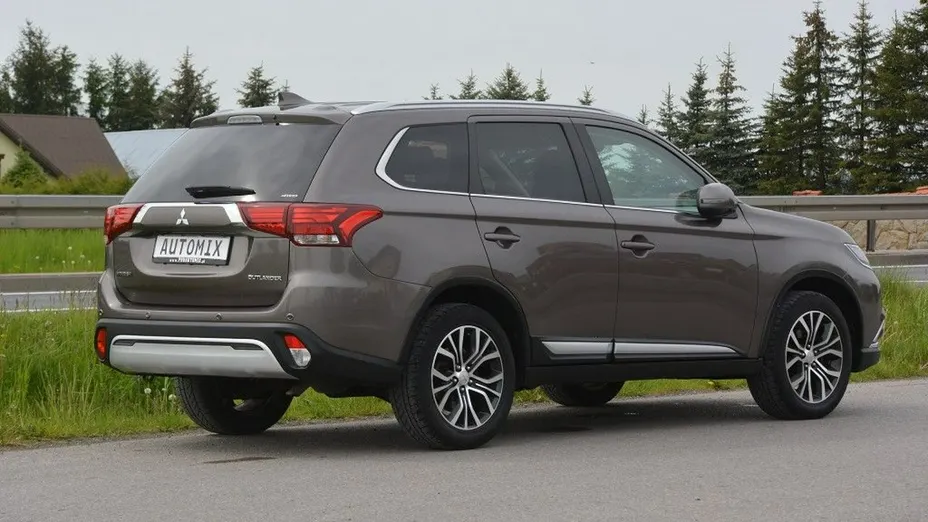 MITSUBISHI Outlander -