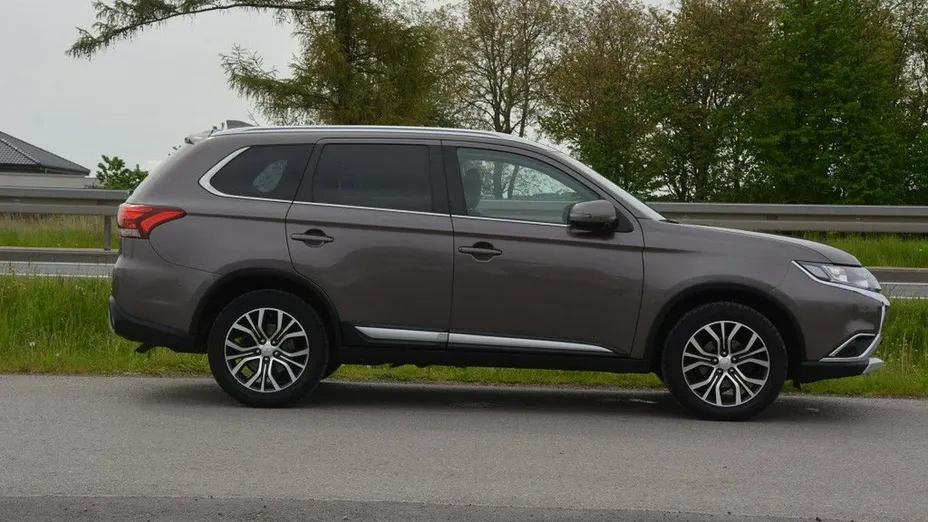 MITSUBISHI Outlander -