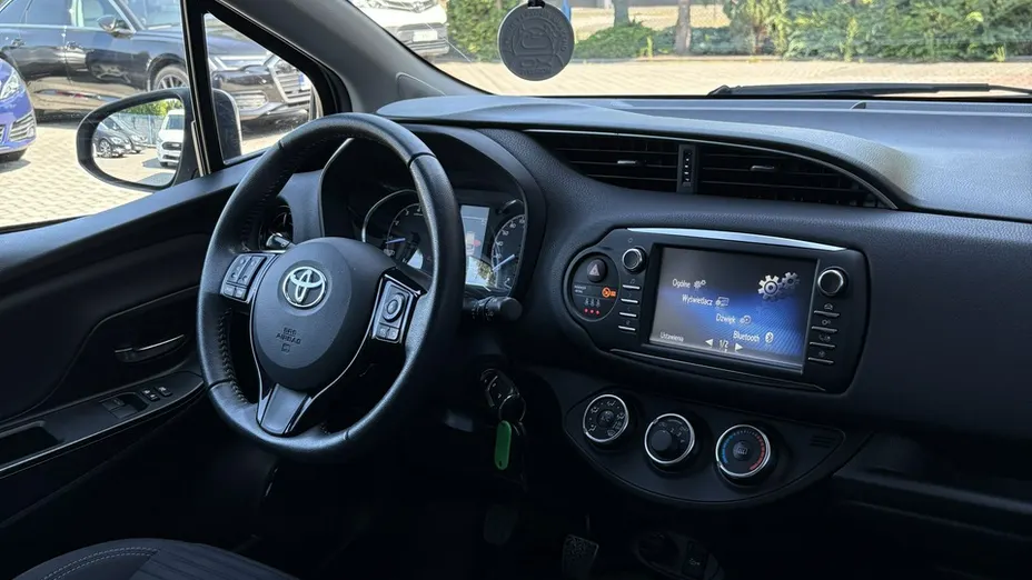TOYOTA Yaris -