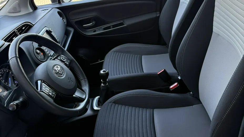 TOYOTA Yaris -