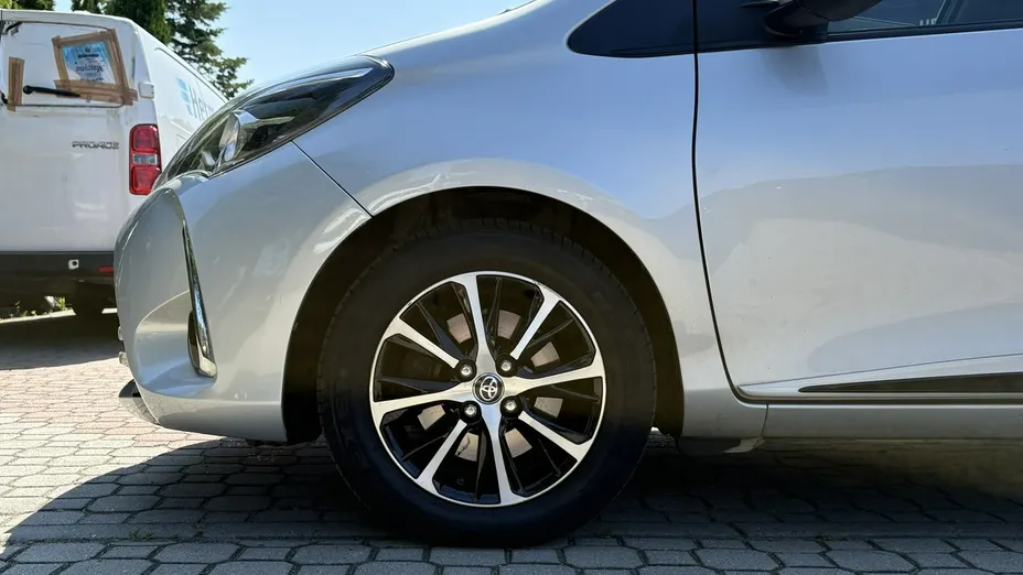 TOYOTA Yaris -