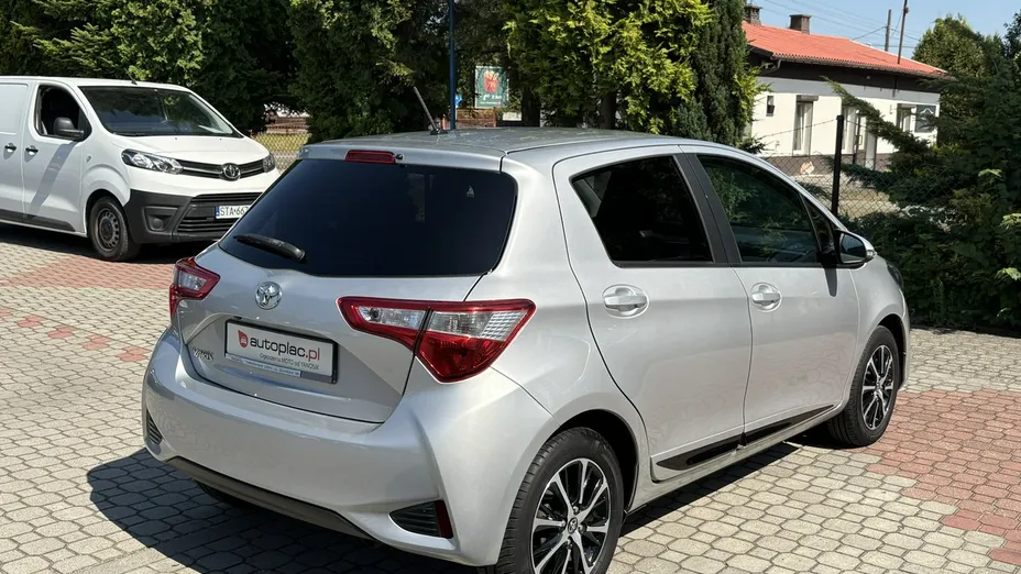 TOYOTA Yaris -