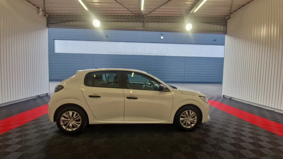 PEUGEOT 208 -
