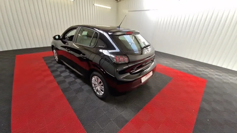 PEUGEOT 208 -