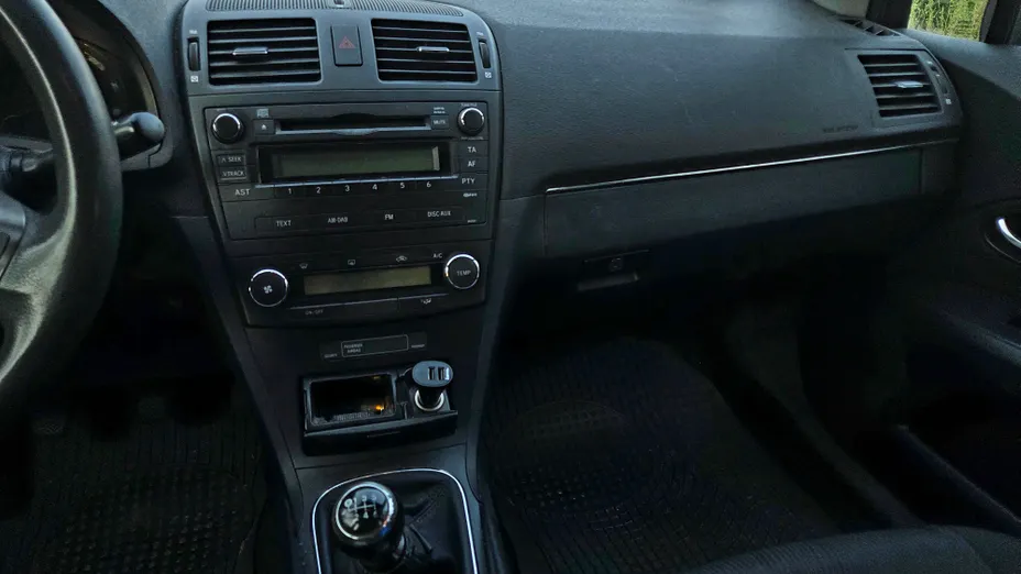 TOYOTA Avensis Avensis 1.8 Luna