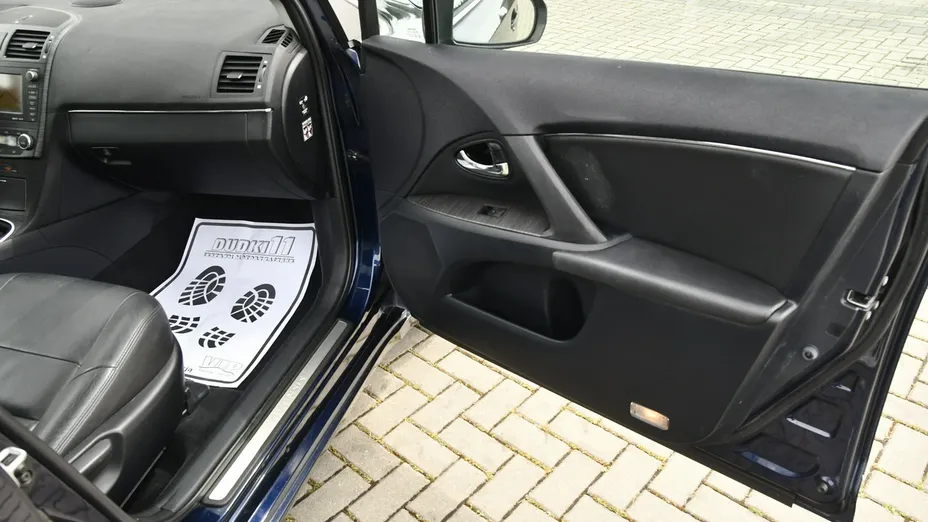 TOYOTA Avensis -