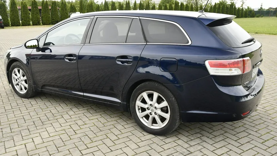 TOYOTA Avensis -