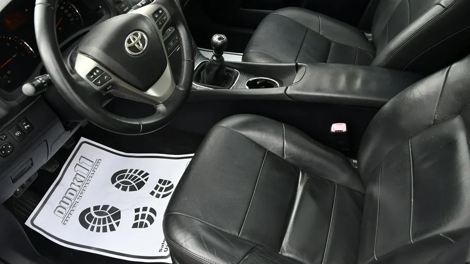 TOYOTA Avensis -