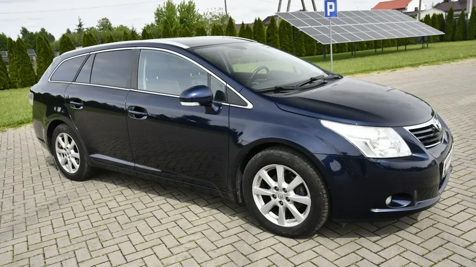 TOYOTA Avensis -