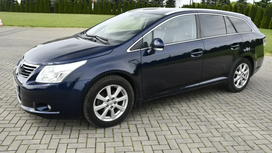 TOYOTA Avensis -