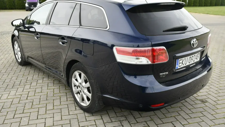 TOYOTA Avensis -