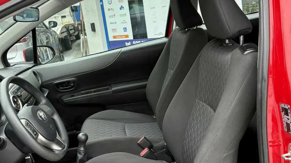 TOYOTA Yaris -