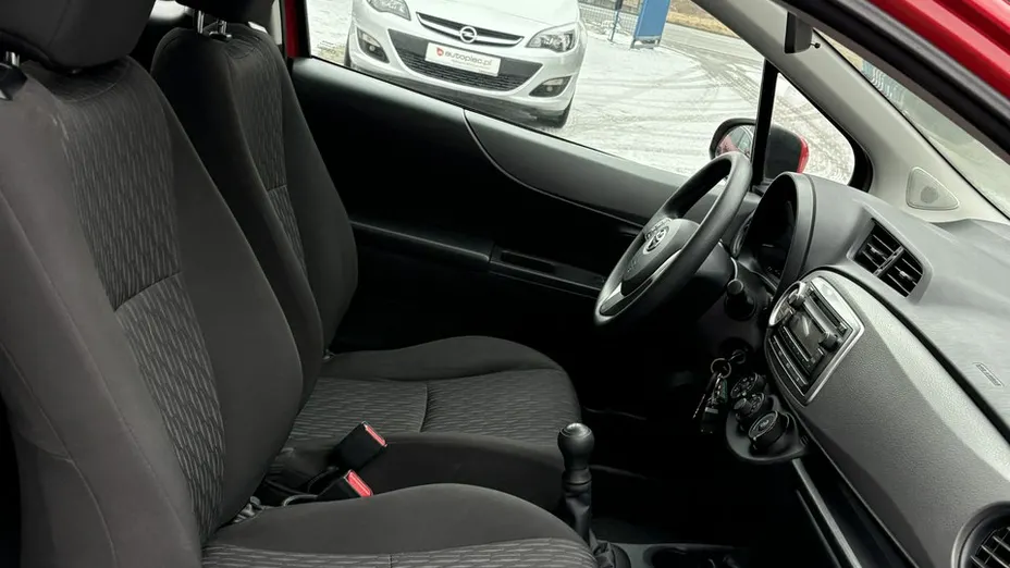 TOYOTA Yaris -