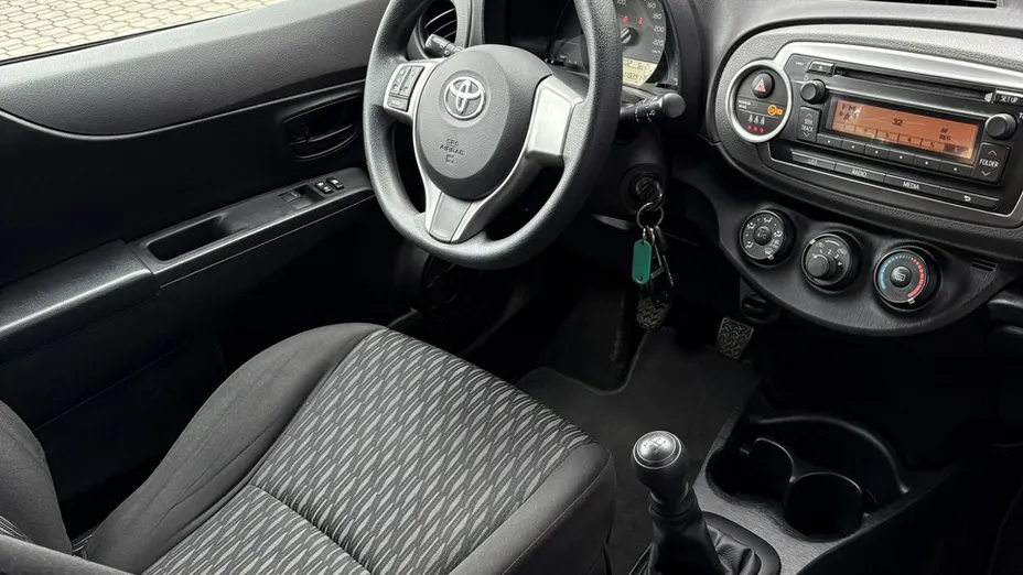 TOYOTA Yaris -