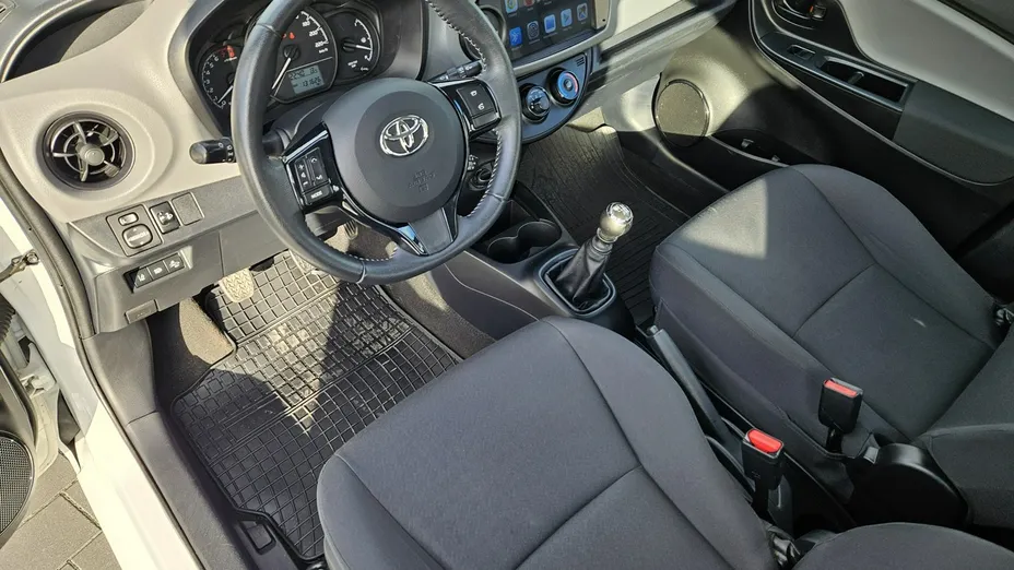 TOYOTA Yaris -