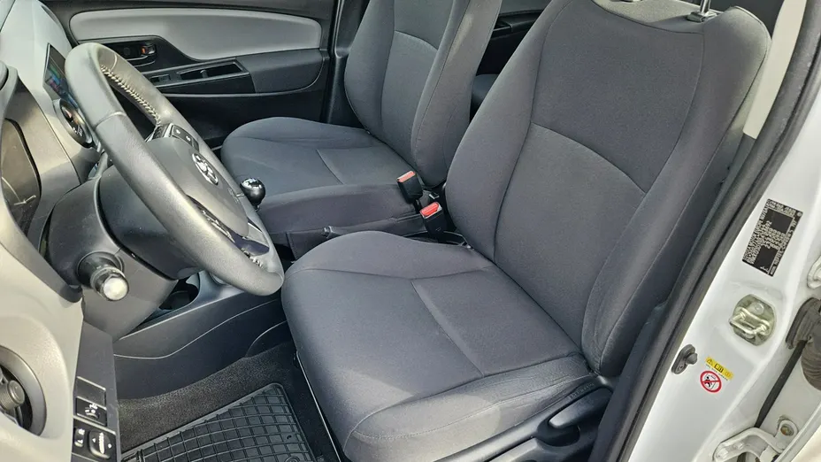 TOYOTA Yaris -