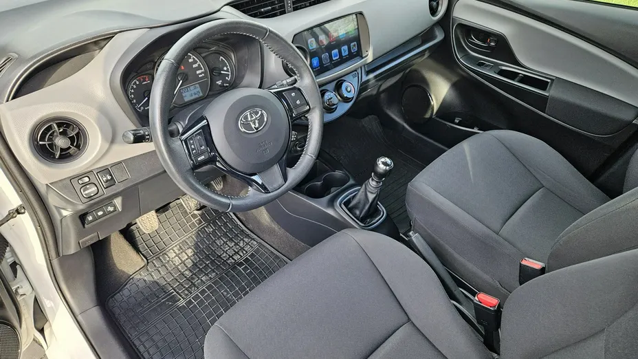 TOYOTA Yaris -