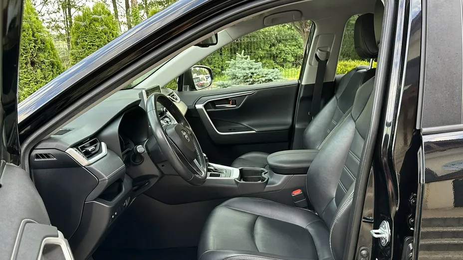 TOYOTA RAV4 -