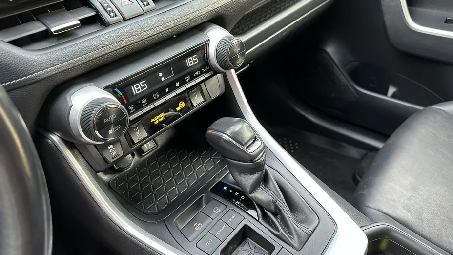 TOYOTA RAV4 -