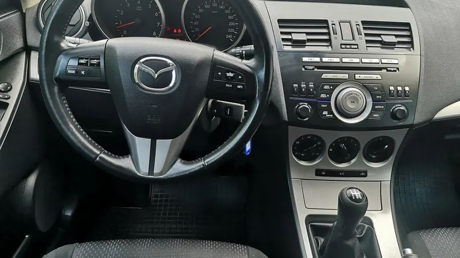 MAZDA 3 -