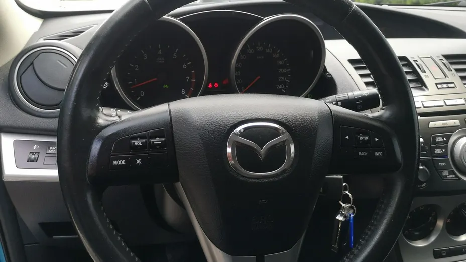 MAZDA 3 -