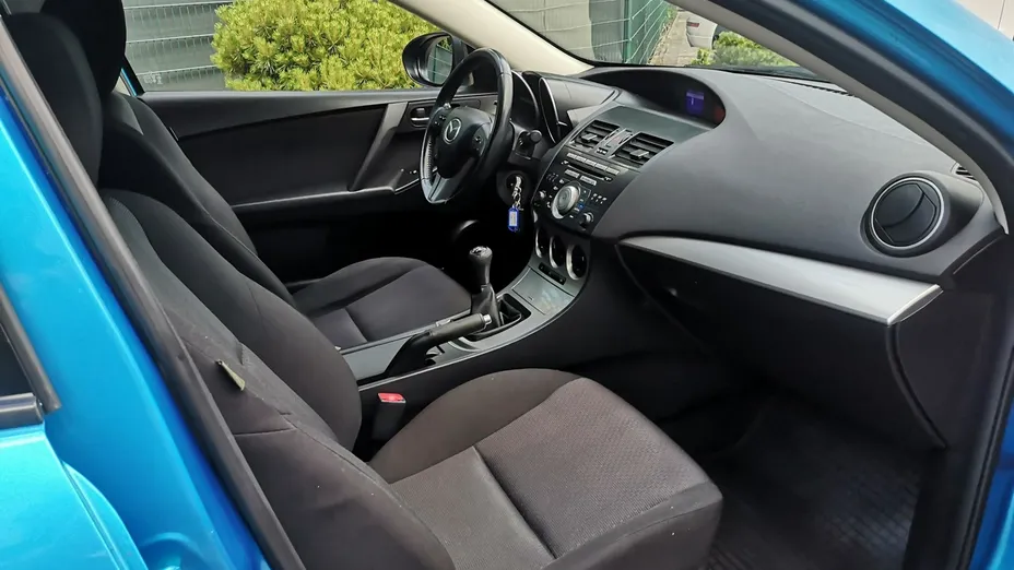 MAZDA 3 -