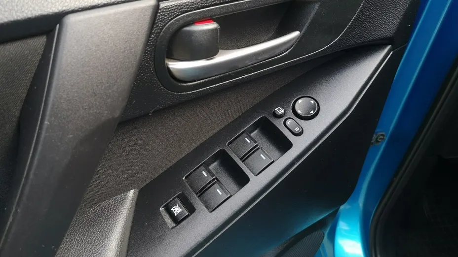 MAZDA 3 -
