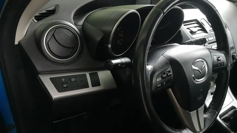 MAZDA 3 -