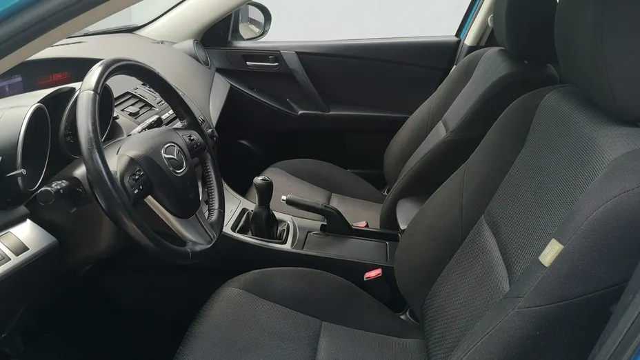 MAZDA 3 -