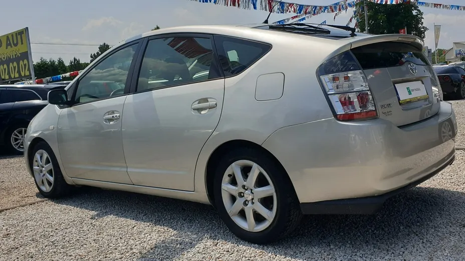 TOYOTA Prius -