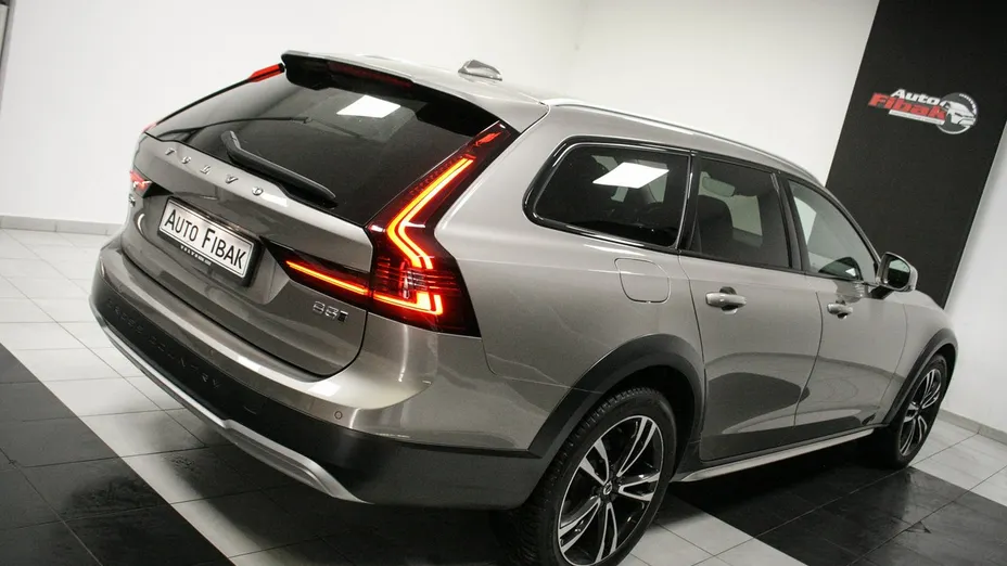 VOLVO V90 -