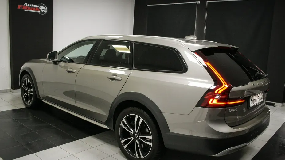 VOLVO V90 -