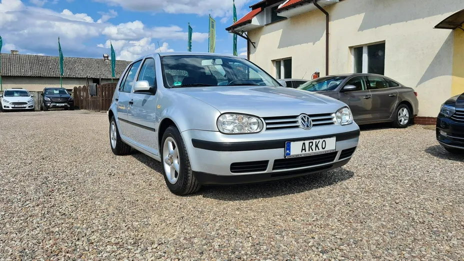 VOLKSWAGEN Golf -