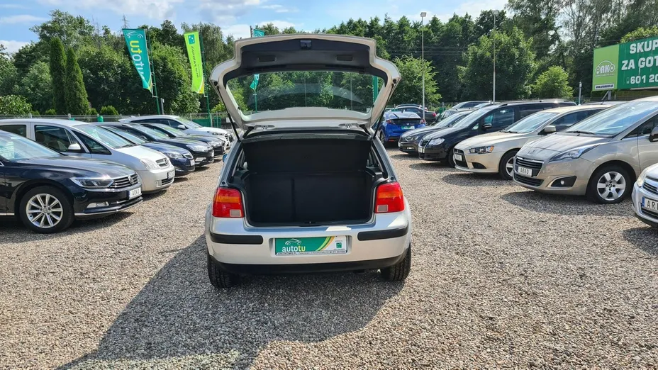 VOLKSWAGEN Golf -