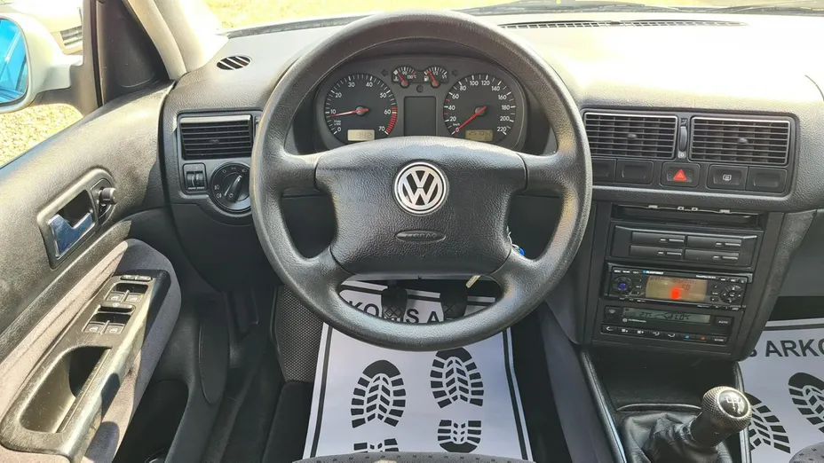 VOLKSWAGEN Golf -