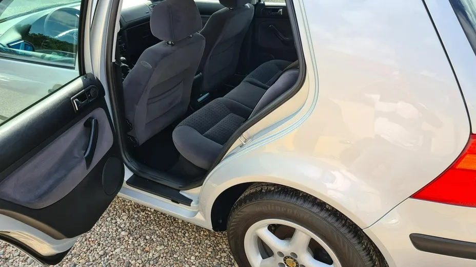 VOLKSWAGEN Golf -
