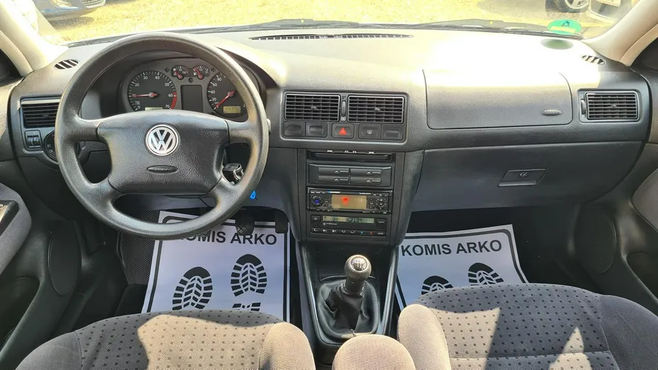 VOLKSWAGEN Golf -