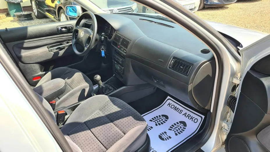 VOLKSWAGEN Golf -