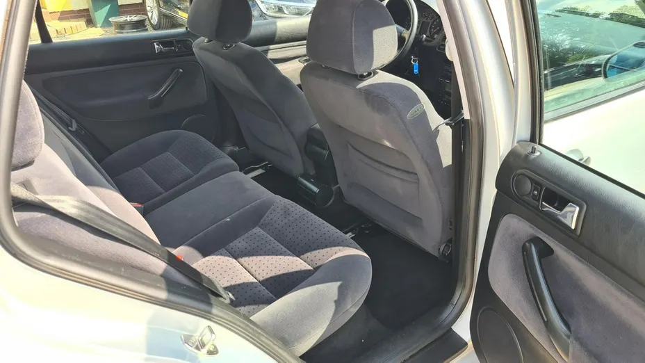 VOLKSWAGEN Golf -