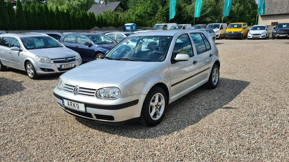 VOLKSWAGEN Golf -